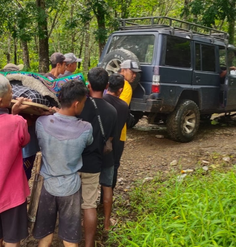 TANTANGAN: Eliswatin asal Dusun Sukamade, Desa Sarongan, Kecamatan Pesanggaran usai dinaikkan truk dan Gethek dipindah ke mobil Trooper menuju Puskesmas Sumberagung, Kecamatan Pesanggaran