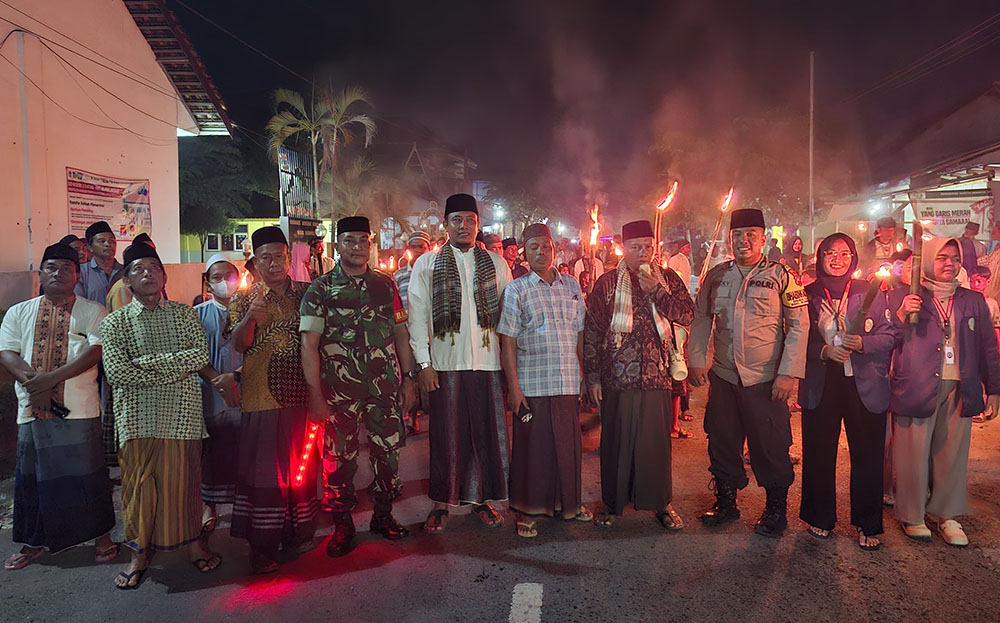 BERSIH DESA: Masyarakat Desa Kaotan bersama Babinsa, Bhabinkamtibmas, dan mahasiswa mengikuti ider bumi pada Jumat malam (10/1).