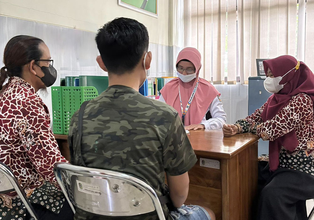 TELATEN: Petugas Poli CST RSUD Genteng memberi layanan terkait ODHA.