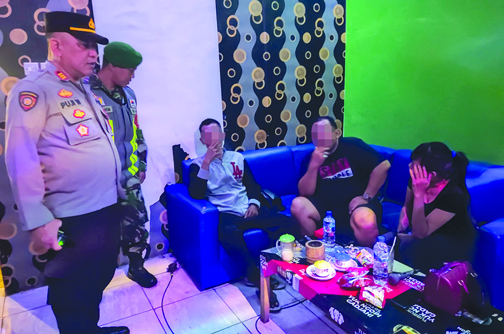 RAZIA DADAKAN: Kapolsek Glagah AKP Pudji Wahono bersama anggota TNI memeriksa tempat hiburan malam yang berkedok radio komunitas di wilayah Glagah, Minggu malam (12/1).