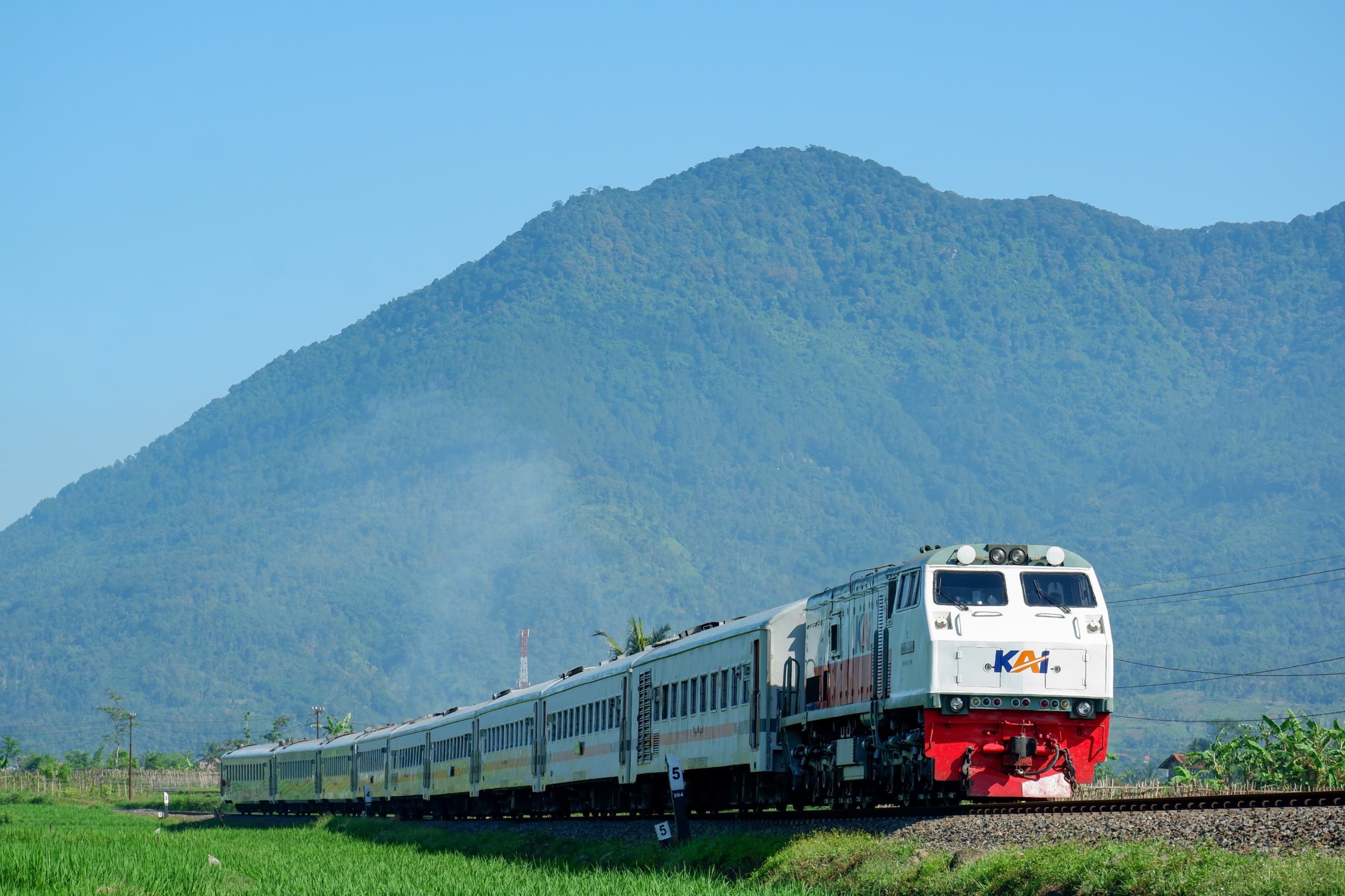 KAI mengoperasikan kereta api tambahan untuk liburan panjang Januari.