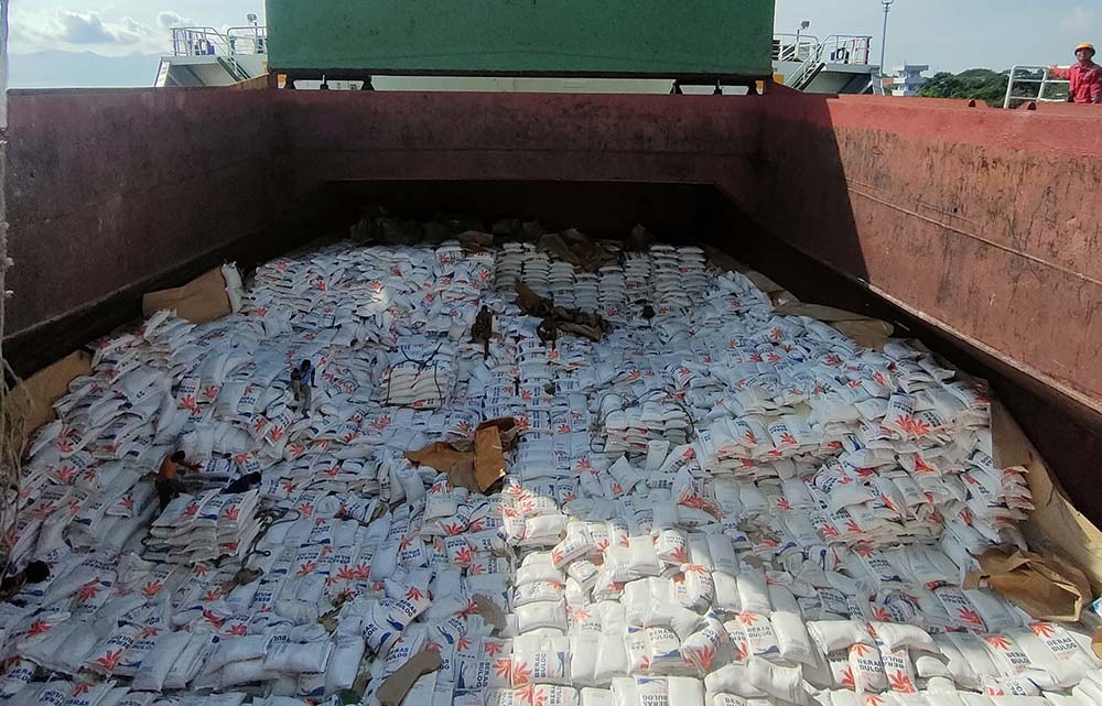 SATU KAPAL: Ribuan ton beras impor dari Thailand dibongkar di Pelabuhan Tanjung Wangi Banyuwangi, Selasa (14/1).