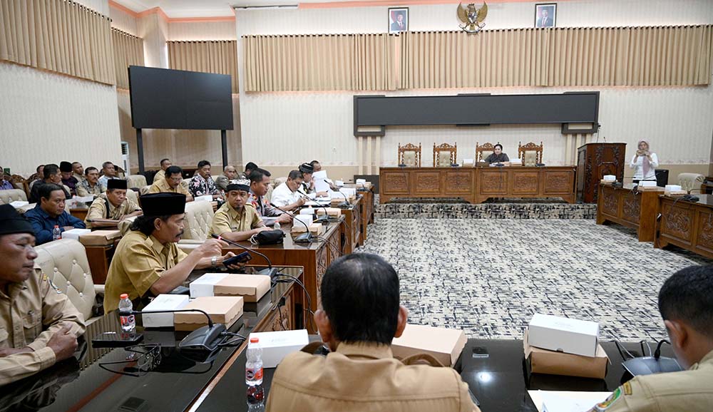 Ketua Komisi 1 DPRD Banyuwangi Marifatul Kamila memimpin rapat dengar pendapat bersama para kepala desa se-Kecamatan Tegaldlimo, camat, unsur polresta, satpol PP, Selasa (14/1).