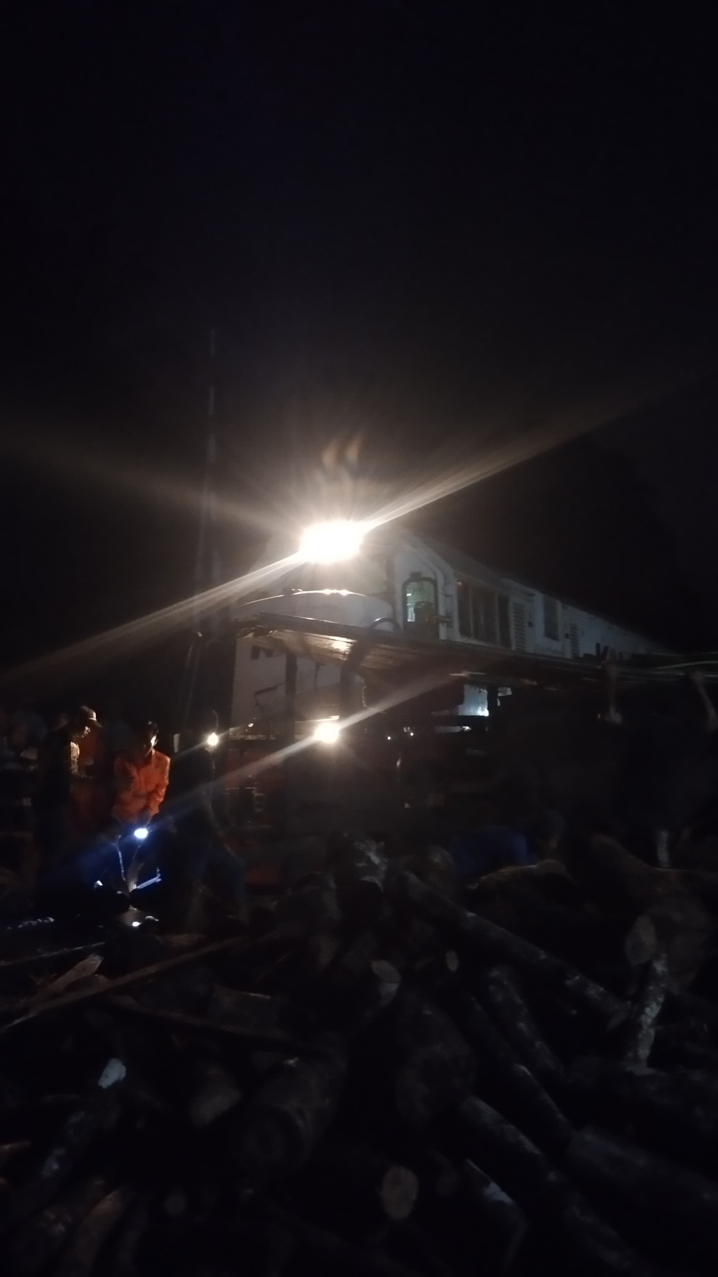 Lokomotif KA Pandanwangi mengalami kerusakan dan harus diganti usai tertemper truk di JPL 5 Jurang Jero, Desa Kalirejo, Kecamatan Kabat, Banyuwangi, Rabu (15/1/2025) malam.