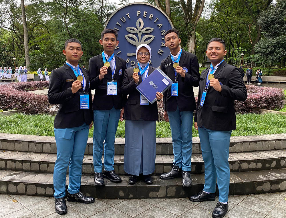 Felix Maulana, Cornelius Rolando, Nadya Putri, Ghany Anargya dan Mehaga Qhusni mewakili Smadatara Jatim meraih Gold Medal pada ajang 3rd Global Youth Invention and Innovation Fair di IPB Bogor.
