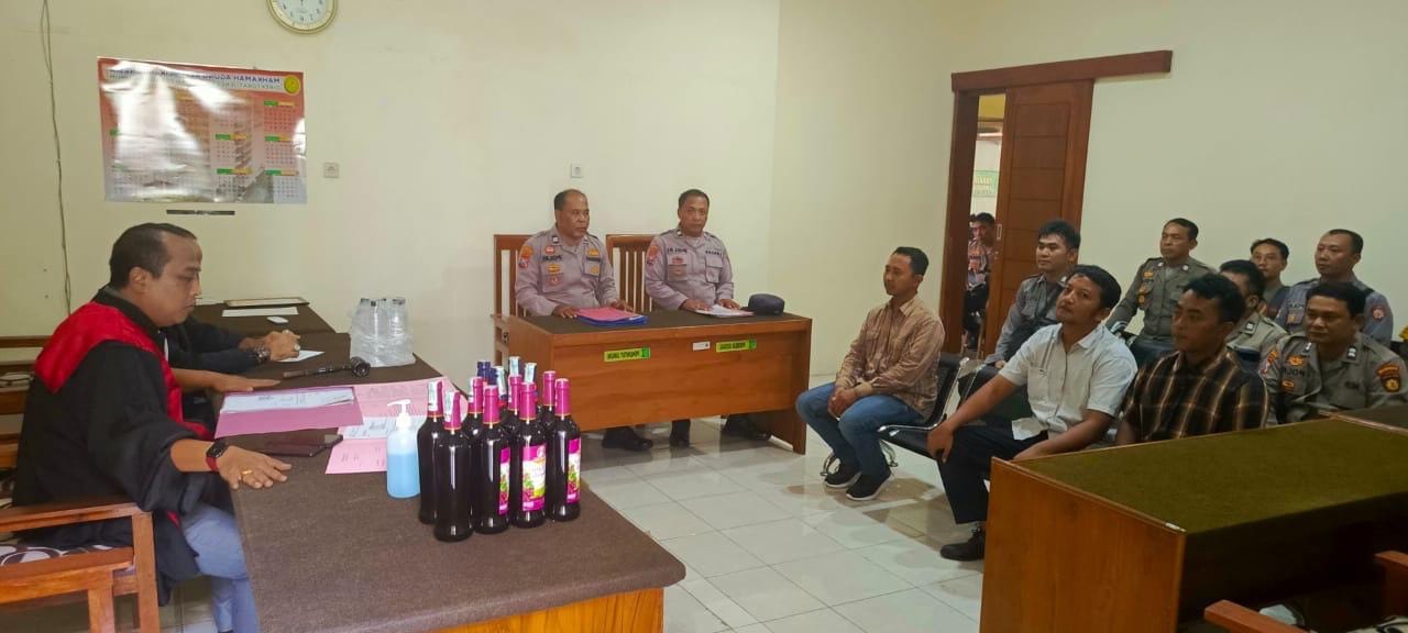 Wujud nyata Polresta Banyuwangi kawal sidang tipiring hasil operasi miras ilegal.