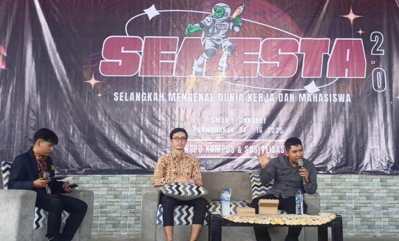 TALKSHOW: Alumni SMAN 1 Purwoharjo yang telah sukses dalam usaha memberikan wawasan seputar dunia kerja kepada siswa kelas XII dalam SEMESTA 2025 Selasa, (14/1).