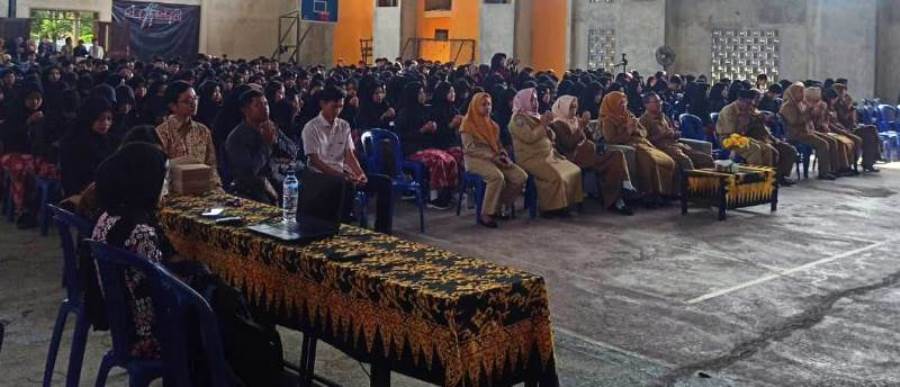 DUNIA KERJA: Kepala SMAN 1 Purwoharjo Akip Effendi bersama para dewan guru, siswa kelas XII, dan para alumni yang masih kuliah dan telah bekerja dalam SEMESTA 2025 Selasa (14/1)