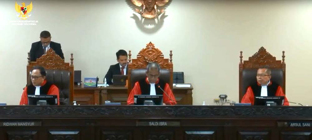 SEGERA BERLANJUT: Ketua Majelis Hakim Panel 2 MK Saldi Isra didampingi Ridwan Mansyur dan Arsul Sani memimpin sidang perselisihan hasil Pilbup Banyuwangi pada Rabu malam (8/1) lalu.