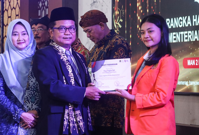 ANUGERAH: Kepala Kemenag Banyuwangi Dr H Choironi Hidayat menyerahkan penghargaan kepada siswa Hindu Berprestasi Maya Pingkan Sari Selasa (14/1).