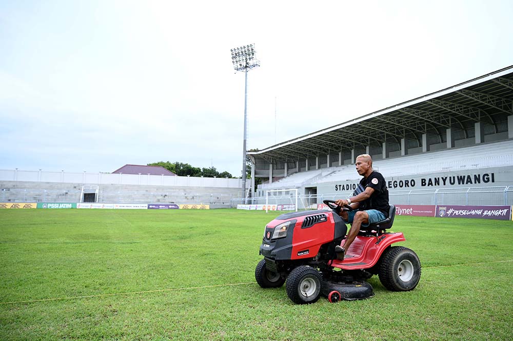 Petugas memangkas rumput Stadion Diponegoro, Rabu (15/1). Stadion ini akan menjadi lokasi pertandingan tim-tim Grup AA pada putaran 32 besar Liga 4 Jatim.