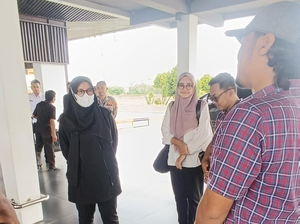 SEBELUM BERANGKAT: Ipuk Fiestiandani bertemu tim hukum paslon Ipuk-Muji di Bandara Banyuwangi Rabu (15/1).
