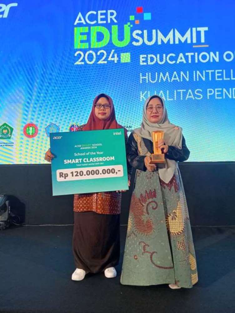 BERGENGSI: Kepala MTsN 8 Banyuwangi Sri Endah Zulaikahtul Kharimah SAg MPd (kanan) memegang piala penghargaan ASSA 2024 kategori School of the Year jenjang MTs/SMP tingkat Nasional.