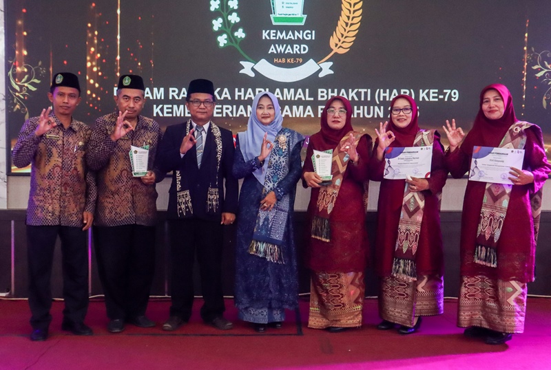 PERAN SENTRAL: Kepala Kemenag Banyuwangi Dr H Choironi Hidayat bersama Kepala MTsN 8 Banyuwangi Sri Endah Zulaikahtul Kharimah SAg MPd bersama dewan guru pada Selasa (15/1)