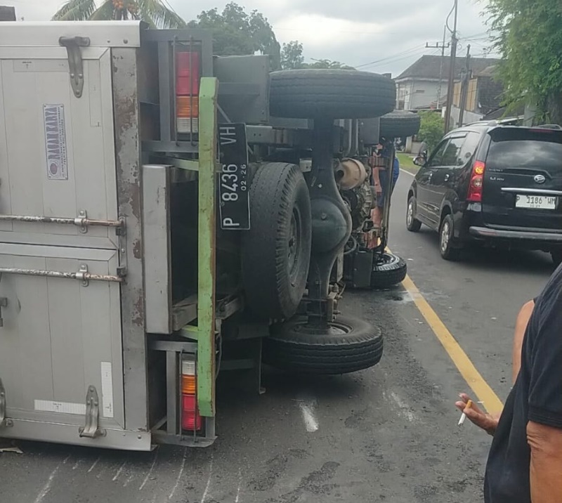 SELIP: Truk boks Hino terguling di jalan raya Dusun Yosowinangun, Desa Jajag, Kecamatan Gambiran Rabu (15/1)