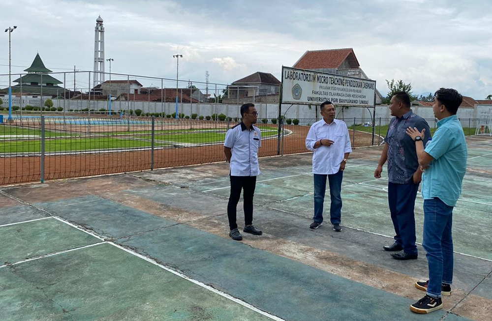 Ketua KONI Banyuwangi Ahmad Khoirullah bersama dengan Dekan FKK Uniba Panji Sekar Pambudi dan Kaprodi PJKR Marki Sandi meninjau fasilitas olahraga di Uniba, Kamis (16/1).