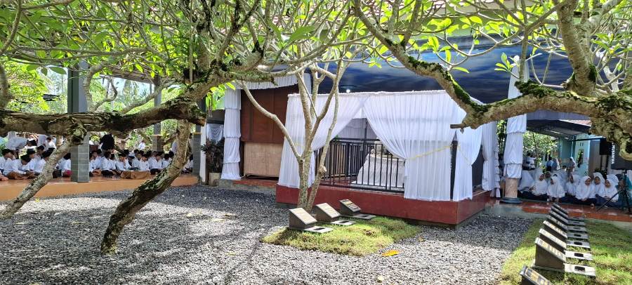 TAHLIL: Para santri sejak sepekan lalu menggelar gelar doa bersama di makam pendiri Pondok Pesantren Darussalam, Blokagung, Banyuwangi, KH Mukhtar Syafaat Blokagung, Banyuwangi.