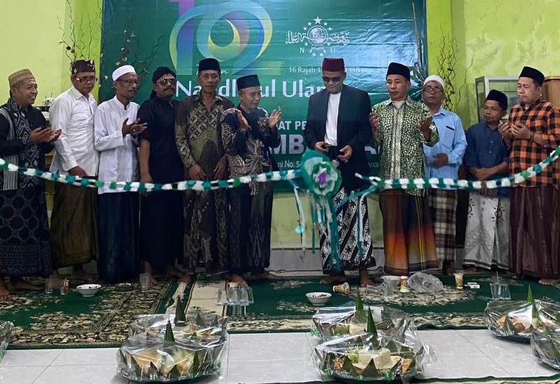 PERESMIAN: Gus Fatah didampingi Gus Afif dan kader NU dari sejumlah kecamatan memotong pita untuk sekretariatan PCNU Blambangan di Graha ZAS di Desa Jajag, Kecamatan Gambiran Kamis (16/1).