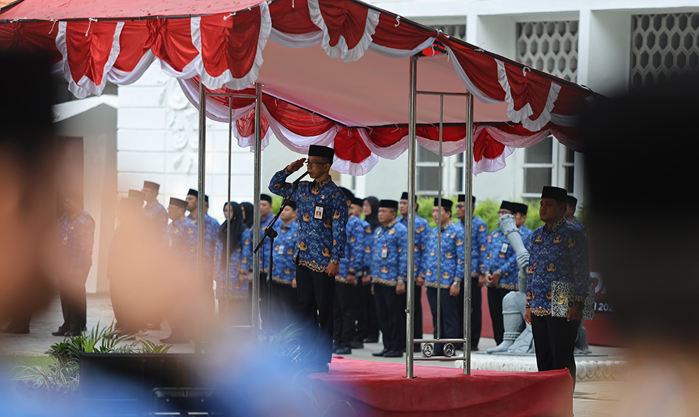 AJAK KERJA KERAS: Pj Sekkab Guntur Priambodo memimpin upacara HKN di halaman kantor Pemkab Banyuwangi, Jumat (17/1).