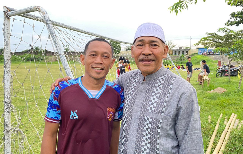 BERI MOTIVASI: Matohin, striker Persewangi era tahun 1980 bersama Kapten Persewangi Anis Mujiono.