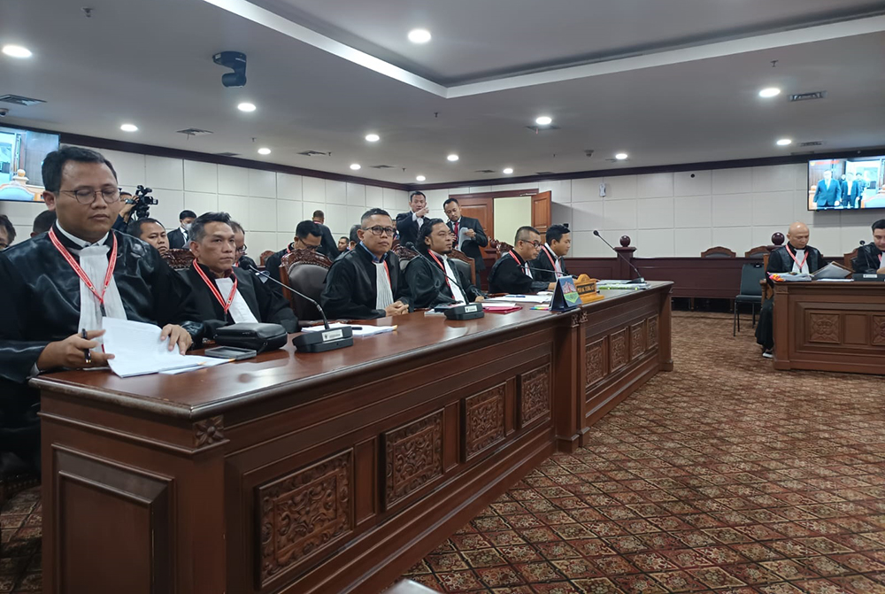 SIDANG KEDUA: Tim kuasa hukum Ipuk-Mujiono mengikuti sidang sengketa pilkada di MK dengan agenda memberikan jawaban atas gugatan, Jumat (17/1).