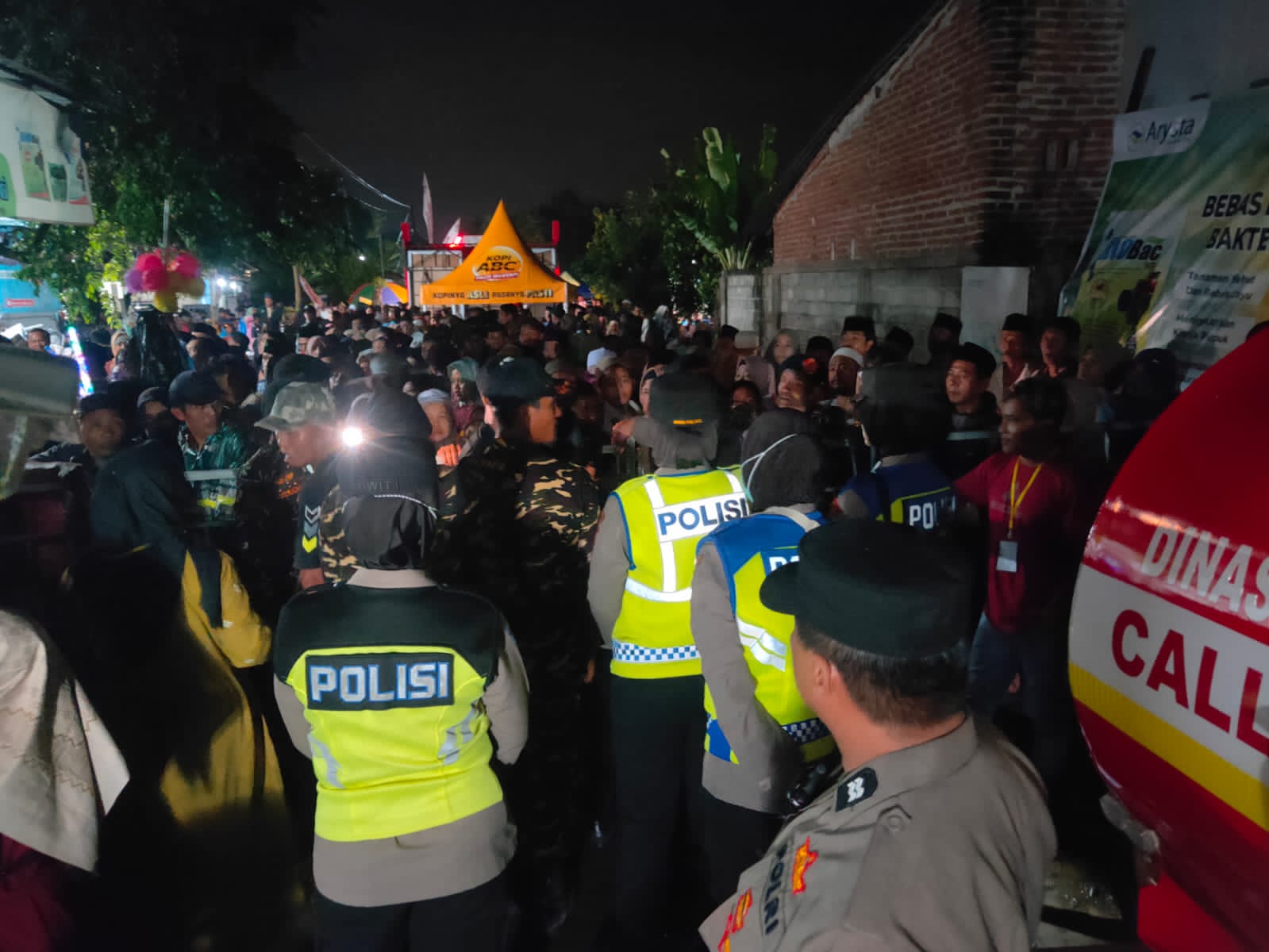Polisi mengamankan pengajian Gus Iqdam di Muncar.
