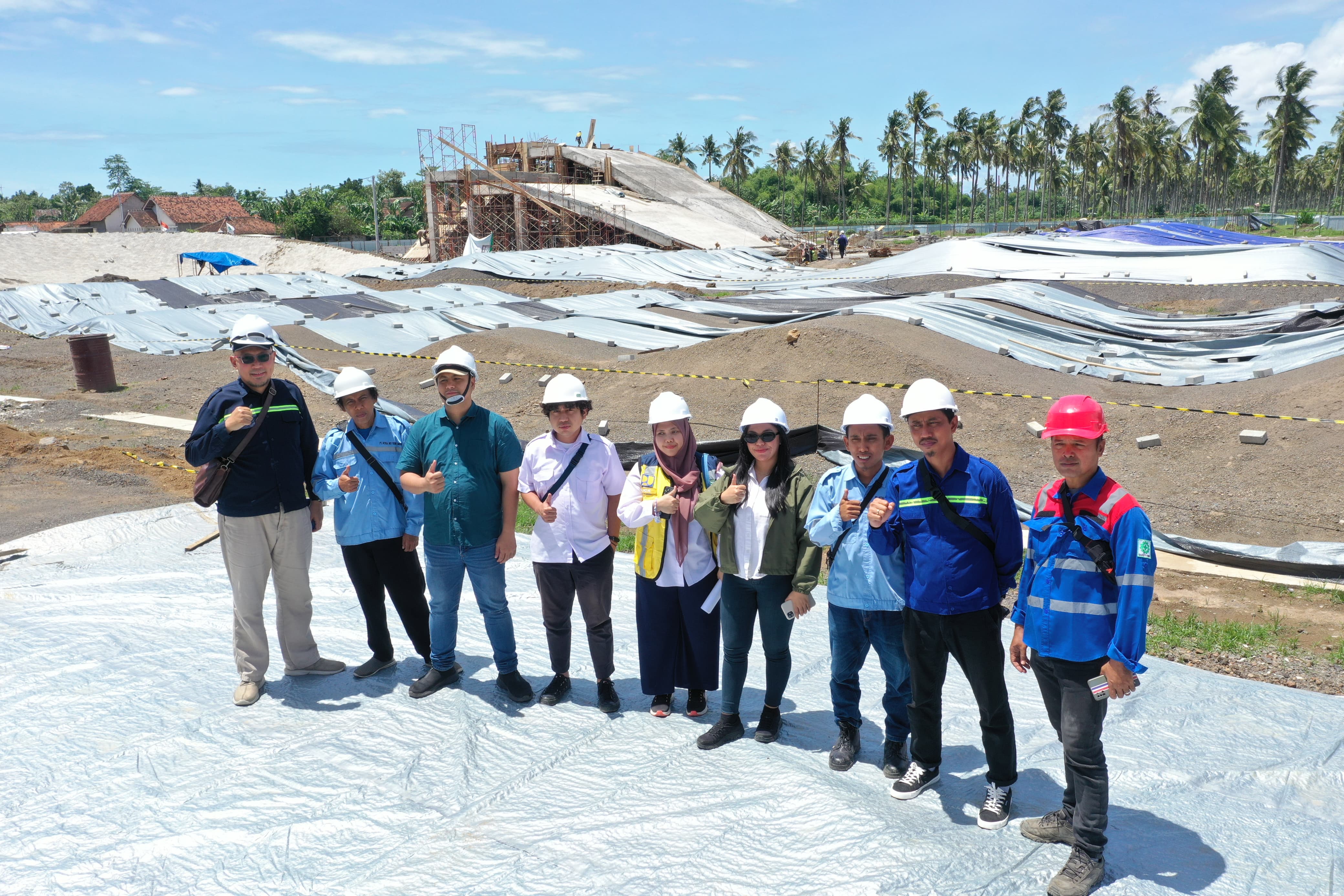 KELAS DUNIA: Tim dari BPIW Jatim, PB ISSI, kontraktor, dan arsitektur meninjau proyek penataan BMX Track di Muncar yang progresnya sudah tuntas 90 persen pekan lalu.