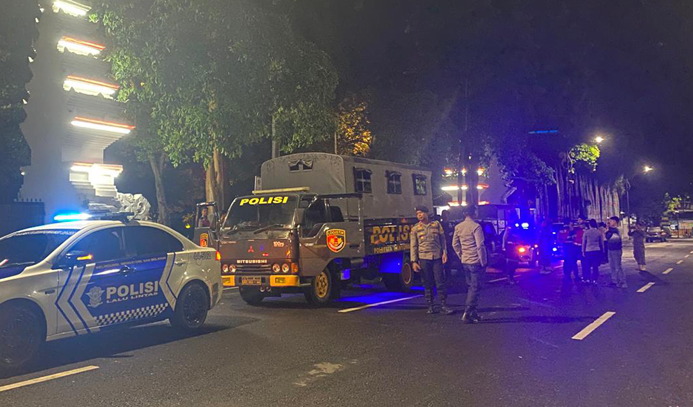 PREVENTIF: Aparat gabungan menyisir sejumlah ruas jalan yang rawan aksi balap liar di wilayah pusat Kota Banyuwangi, Minggu dini hari (19/1).