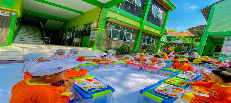 DIDATA DULU : Sambil melaksanakan kegiatan makan sehat, KB/TK IT Al qomar turut mensukseskan Lomba Kolase Koran yang diselenggarakan Jawa Pos Radar Banyuwangi