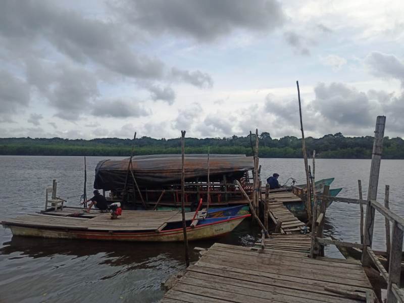 MENUNGGU: Warga Dusun Bloksolo, Desa Sumberasri, Kecamatan Purwoharjo menikmati sore di Wisata Mangrove Bedul dengan memancing ikan Minggu (19/1).