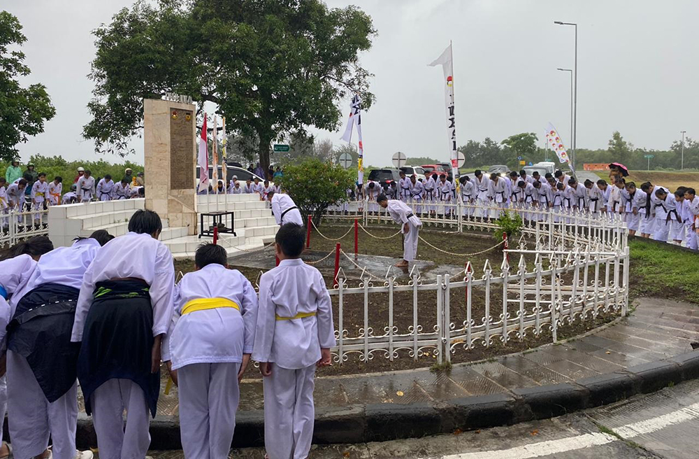 SAKSI BISU: Ratusan karateka dari berbagai penjuru Banyuwangi berdoa di Tugu Inkai pada Sabtu (18/1).