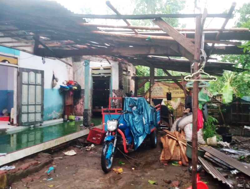 RUSAK: Atap rumah warga di Dusun Sumberurip, Desa Barurejo, Kecamatan Siliragung rusak disapu angin puting beliung pada Sabtu (18/1).