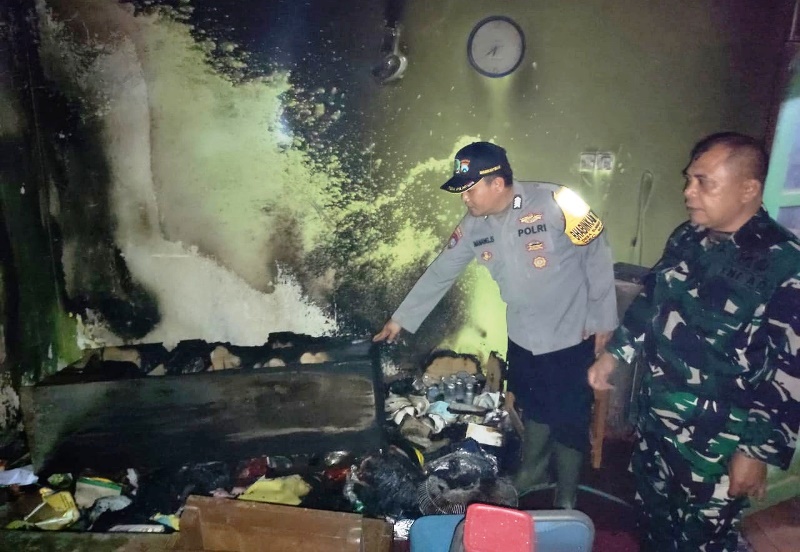 TKP: Anggota Polsek dan Koramil Muncar mengecek titik awal kebakaran di Ruang TU MTs Miftahul Mubtadiin Dusun Sidomulyo, Desa Sumberberas, Kecamatan Muncar pada Sabtu (18/1) malam.