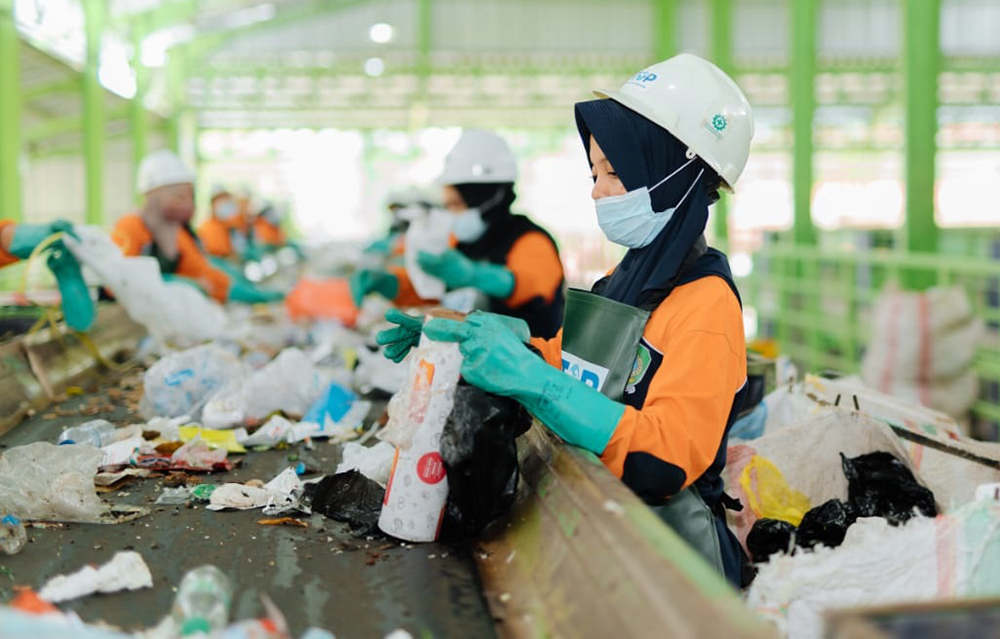SISTEM SIRKULAR: Pekerja memilah sampah di TPS 3R Balak, Kecamatan Songgon, Banyuwangi.