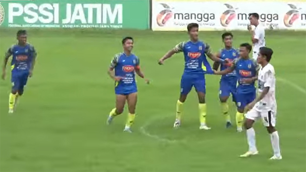 Pemain Banyuwangi Putra merayakan gol ke gawang Perssu Sumenep di Lapangan Bima Sakti Wongsorejo.