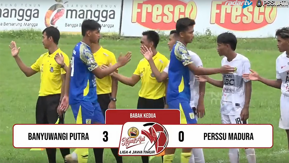 Pemain Banyuwangi Putra (biru) menyalami pemain Perssu usai pertandingan di Lapangan Bima Sakti Wongsorejo, Selasa (21/1).