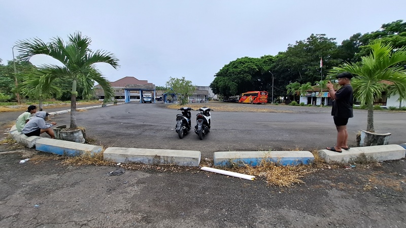 SEPI: Tiga remaja bermain di Terminal Muncar yang berlokasi di Desa Kedungrejo, Kecamatan Muncar Senin (20/1).