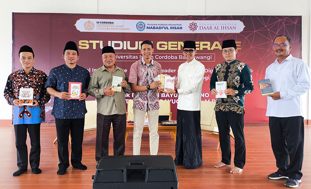 Bayu Saksono (empat dari kiri) didampingi Kepala Biro Radar Genteng Agus Baihaqi (kanan) menyerahkan buku karya Samsudin Adlawi kepada pengurus ponpes dan pimpinan UI Cordoba, Senin (20/1).