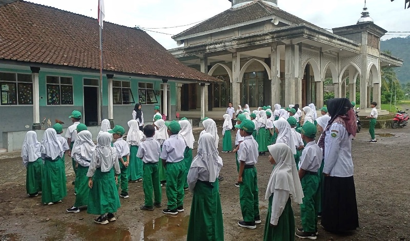PINGGIRAN: Siswa Madrasah Ibtidaiyah (MI) Babur Rohmah, Desa Kalibaru Manis, Kecamatan Kalibaru melaksanakan upacara bendera Senin (20/1).