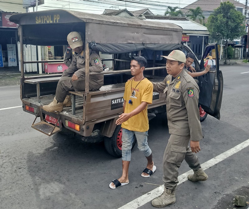 CIDUK: Winata Saputra diamankan anggota Satpol PP BKO V Genteng Senin (20/1).
