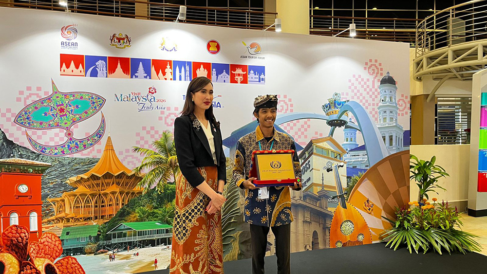 Moh. Edy Saputro menunjukkan sertifikat penghargaan The 5th ASEAN Homestay Award di Persada Johor Convention Centre, Malaysia, pada Senin (20/1).