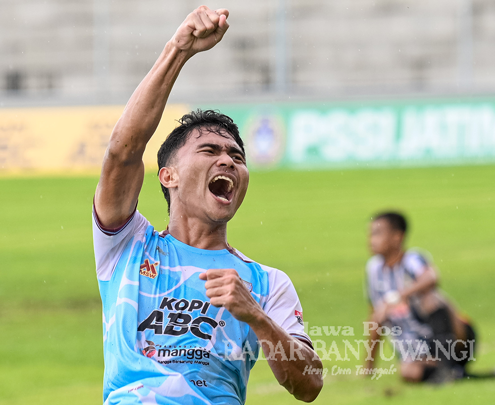 Penyerang Persewangi Muhammad Alfian Alfarid usai menggetarkan jala Persid Jember di Stadion Diponegoro, Rabu (22/1).