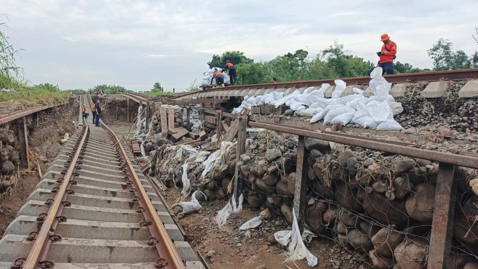 PT KAI mempercepat penanganan gogosan rel akibat banjir di Grobogan, Jawa Tengah.