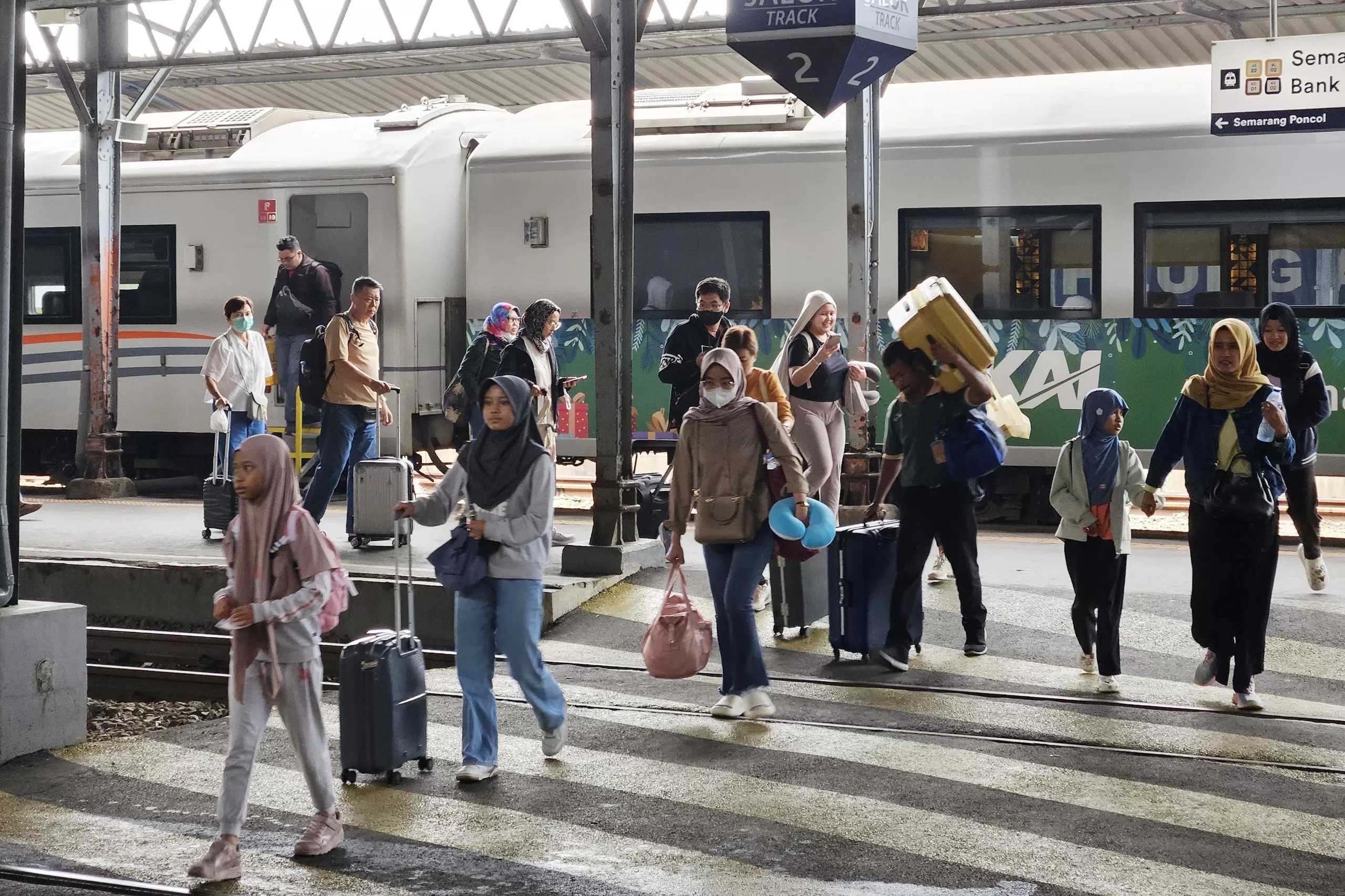 Sejumlah perjalanan kereta api mengalami keterlambatan karena perubahan pola operasional imbas banjir di Kabupaten Grobogan, Jawa Tengah.