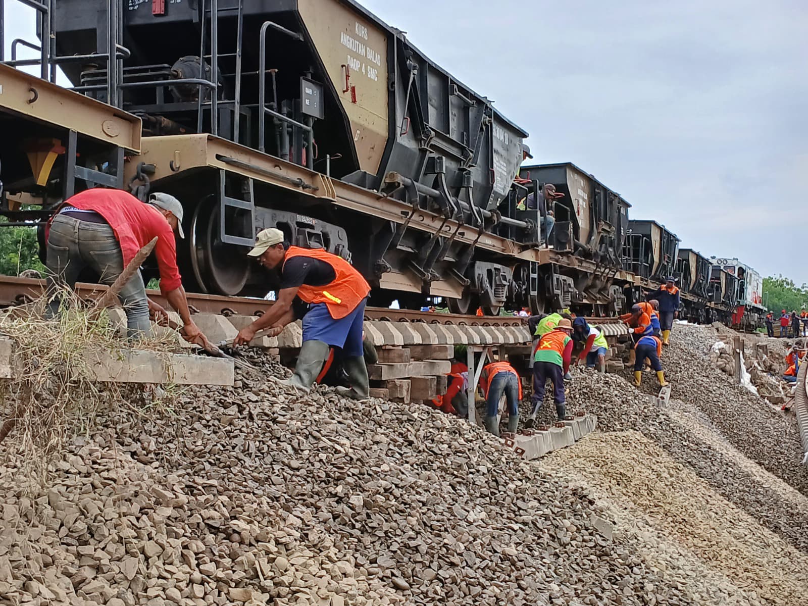 PT KAI terus mempercepat proses perbaikan jalur rel di Grobogan, Jawa Tengah.