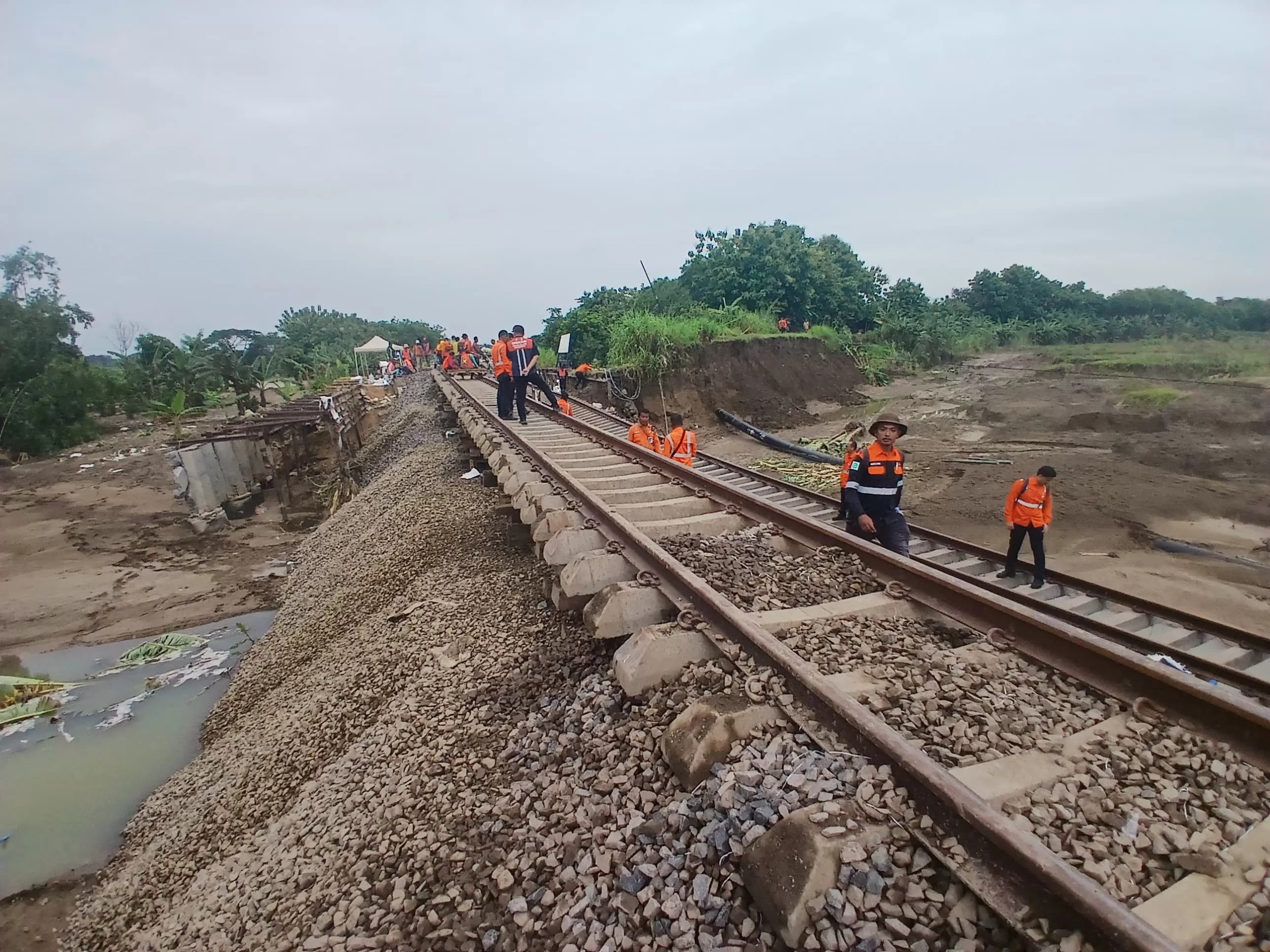 Perjalanan kereta api lintas jalur utara masih belum normal pasca banjir di Kabupaten Grobogan, Jawa Tengah.
