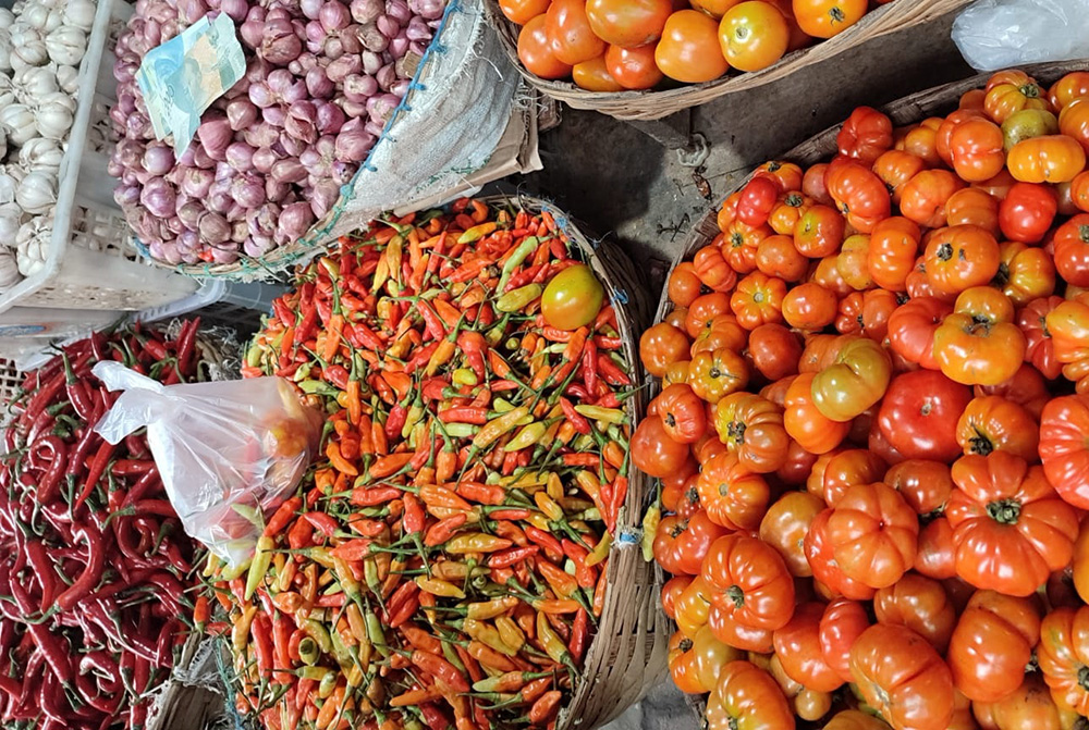 HARGA ANJLOK: Cabai rawit bersanding dengan aneka bumbu masakan lain dijajakan pedagang di Pasar Banyuwangi, Kamis (23/1).