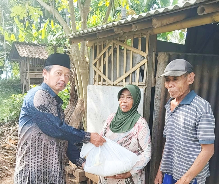 HM Sodiq saat menyerahkan bantuan sembako kepada warga Sumberrejo, Banyuwangi, Jumat (24/1).