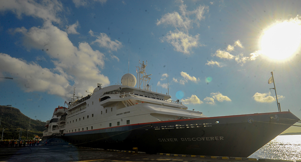 SANGAT PANJANG: Kapal pesiar MV Silver Discovery sandar di Pelabuhan Tanjung wangi tahun 2019 silam.