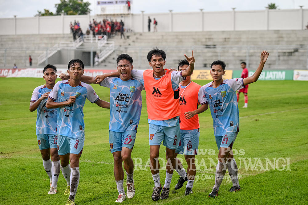 Pemain Persewangi merayakan gol ke gawang Persid Jember, Rabu (20/1).